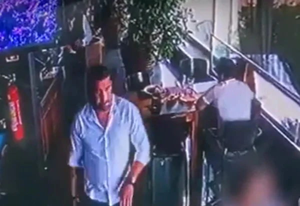 homens aplicam golpe no Coco Bambu