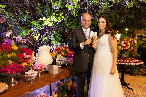 Carla e Eduardo de Araújo Jorge trocam alianças em cerimônia comovente