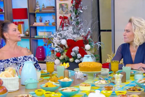 Imagem colorida da atriz Fabiula Nascimento tomando café da manhã com Ana Maria Braga no Mais Você - Metrópoles