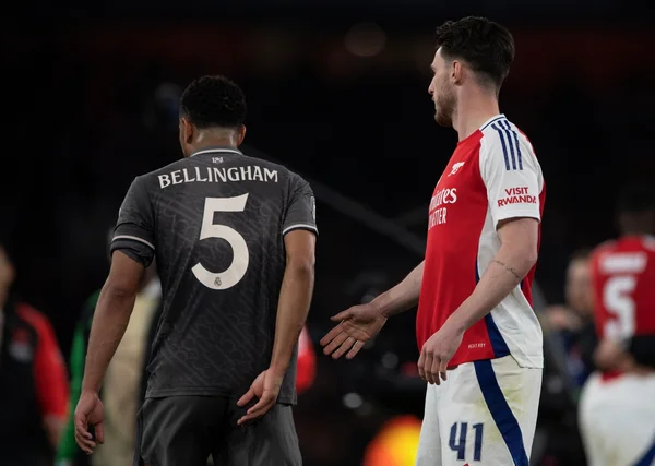 Foto colorida de Declan Rice, do Arsenal, e Jude Bellingham, do Real Madrid - Metrópoles