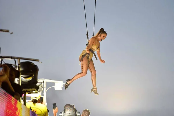 Claudia Leitte “voa” no Carnaval de Salvador e quase fica nua