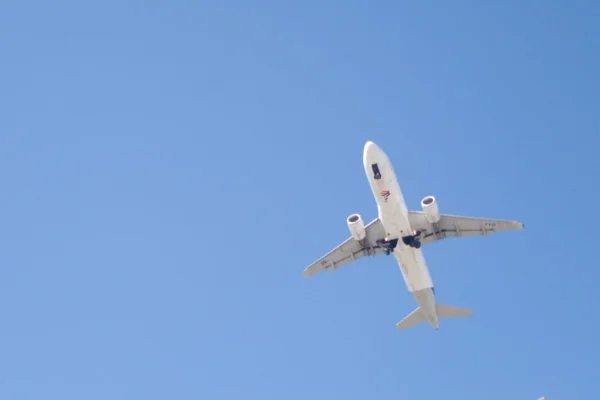 Imagem mostra avião decolando em Congonhas - Metrópoles