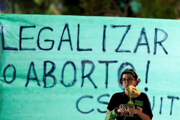 Imagem colorida de mulher em protesto a favor da legalização do aborto - Metrópoles