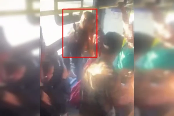 Jovem espanca mulher dentro de ônibus lotado em Goiânia após confusão