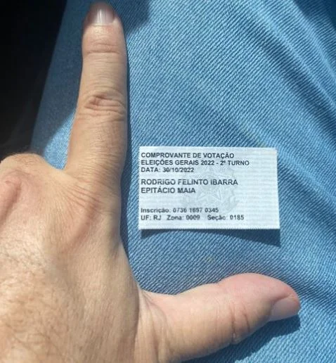 Rodrigo Maia vota no Rio de Janeiro e posta foto fazendo “L” de Lula