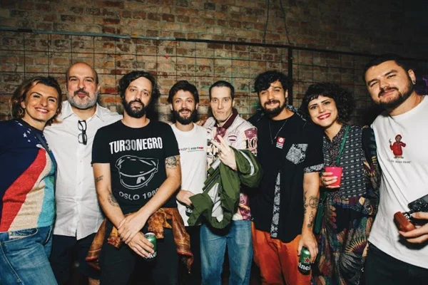 Equipe composta por homens e mulheres jovens, todos brancos, que trabalhou no documentário De Rua. A produção fala sobre a cena alternativa de moda, de música e de esportes no Brasil. - Metrópoles