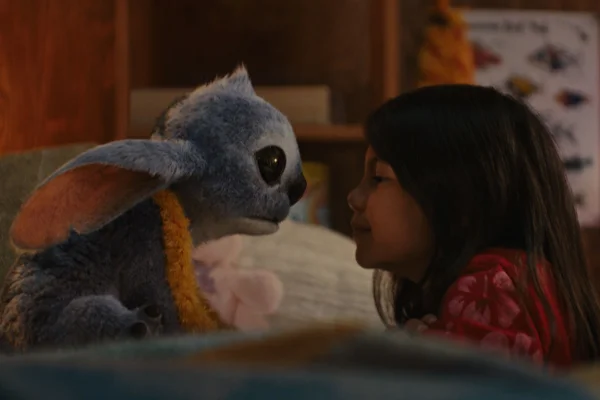 Stitch e Maia Kealoha como Lilo no live-action de LILO & STITCH da Disney