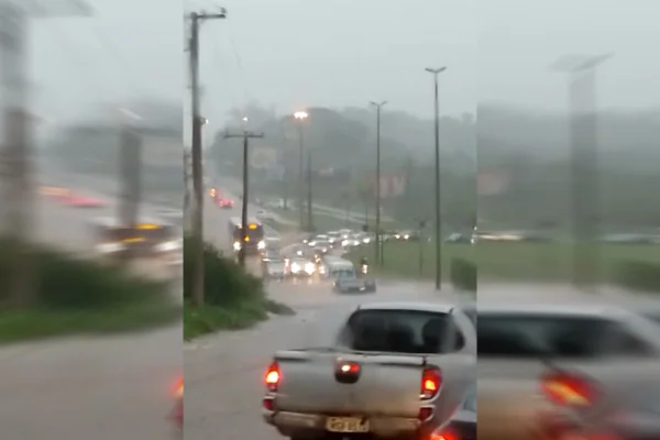 Vídeos: chuva forte e com granizo causa alagamentos e prejuízos no DF
