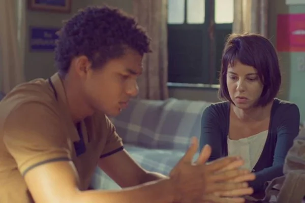 Um Lugar ao Sol: Lara e Ravi transam e engatam romance