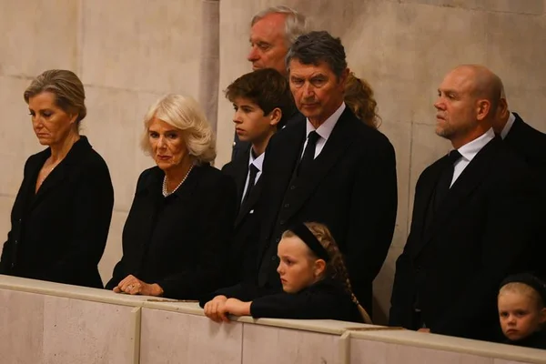Bisnetos da rainha Elizabeth II se reúnem para ver o caixão da monarca