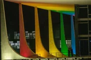 Sede do STF foi iluminada com cores do arco-íris