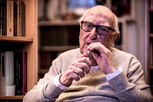 Escritor Andrea Camilleri é internado em estado grave