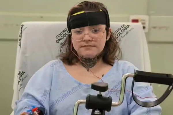 Imagem colorida de Carolina Arruda tem 27 anos enfrenta a luta contra neuralgia do trigêmeo, considerada a pior dor do mundo - Metrópoles