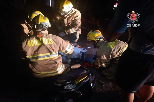bombeiros socorrendo atropelado