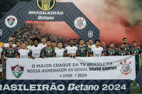 Foto colorida de homenagem a Silvio Santos - Metrópoles