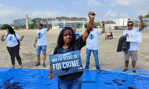 Fotografia colorida mostra pescadora artesanal durante protesto em Brasília contra vazamento em estados do Nordeste