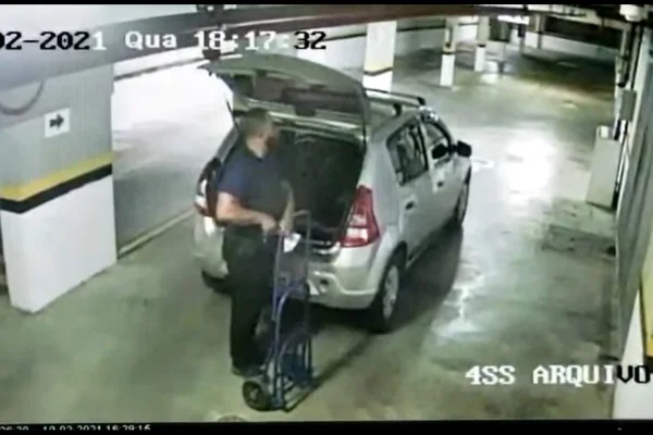 Vídeo: funcionário da DPU é visto levando celulares furtados em carro
