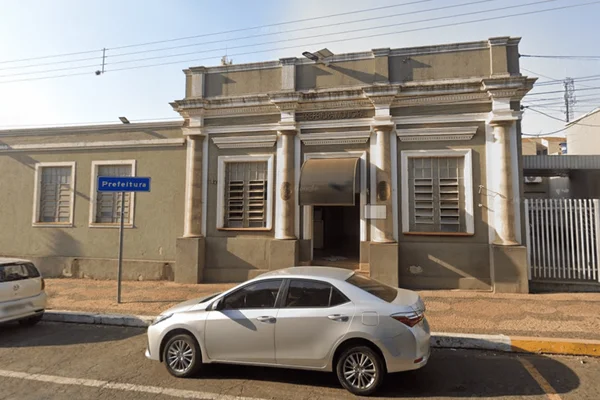 Imagem colorida da fachada da prefeitura de Brodowski, no interior de SP, onde crianças sofrem com problemas de pele e escolas são dedetizadas - Metrópoles