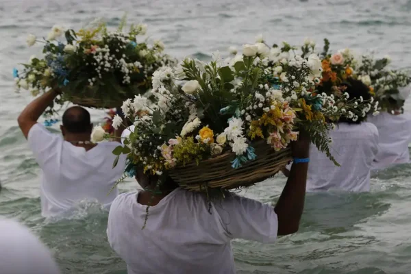 Pessoas segurando flores