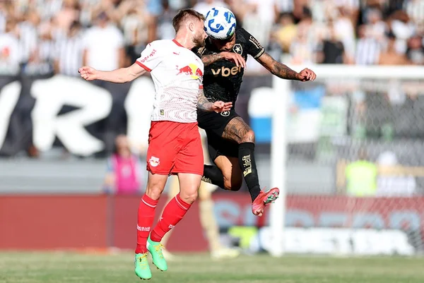 Imagem colorida do jogo entre Bragantino e Botafogo - Metrópoles