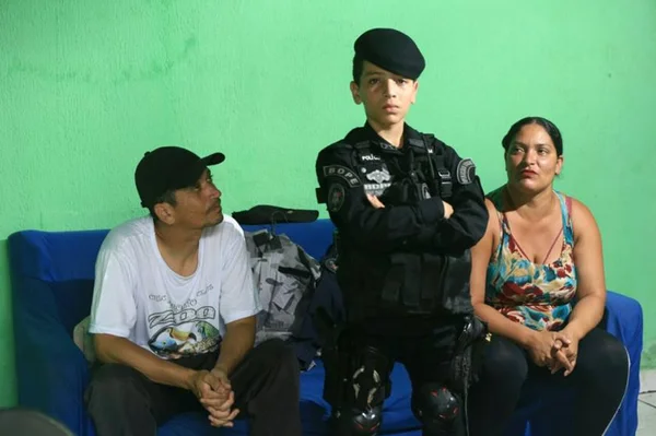 “Sinto terror”, diz menino fardado levado por policial militar à DP