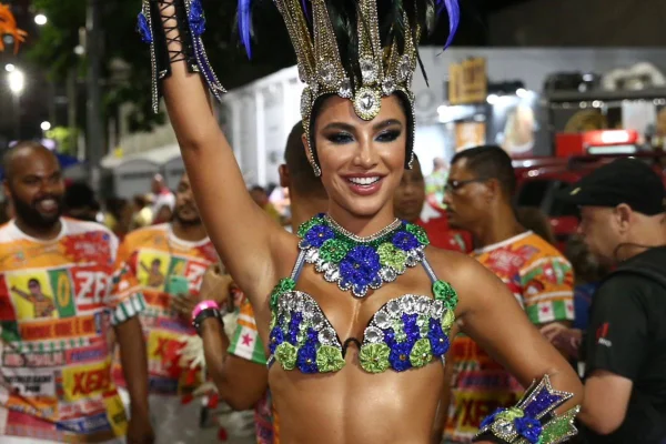 Gabi Versiani diz que ataques de Brunet podem ser ciúmes de Medina