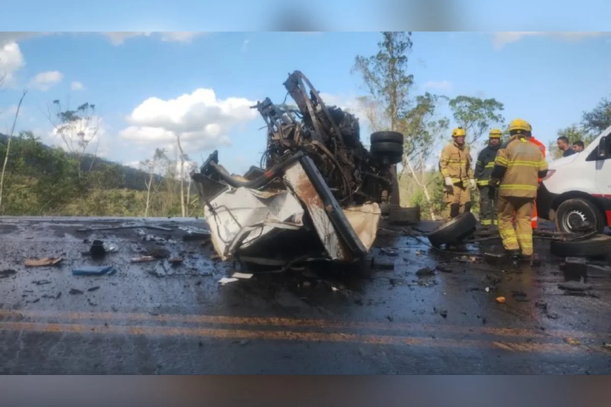 Quatro vítimas foram atendidas pelas equipes que estiveram no local. Uma delas não resistiu aos ferimentos e morreu. Quatro vítimas foram atendidas pelas equipes que estiveram no local. Uma delas não resistiu aos ferimentos e morreu.