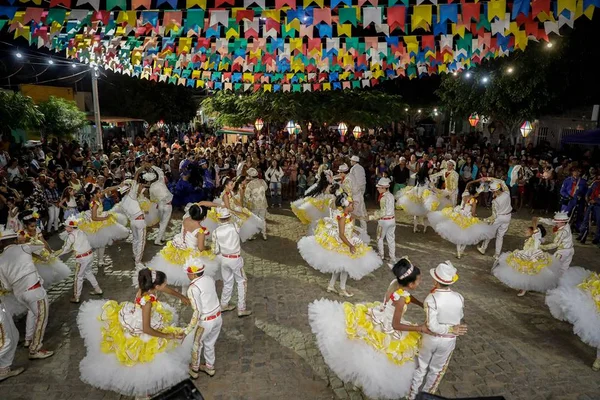 Caruaru: milho assado e dança na maior festa de São João do mundo