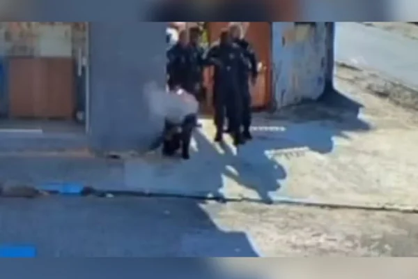Imagem mostra tiro passando a centímetros da cabeça de PM no Rio