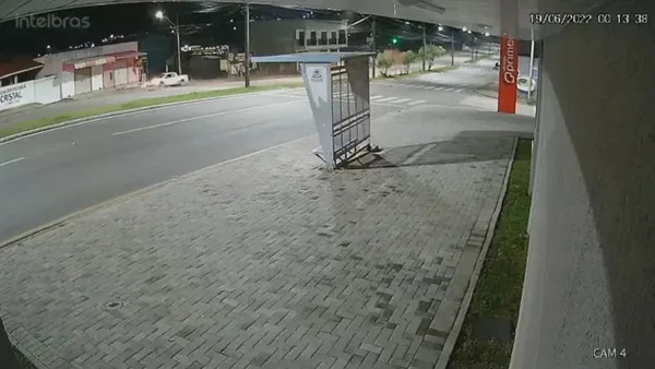 Vídeo: motorista sem cinto morre ao bater contra muro em Curitiba
