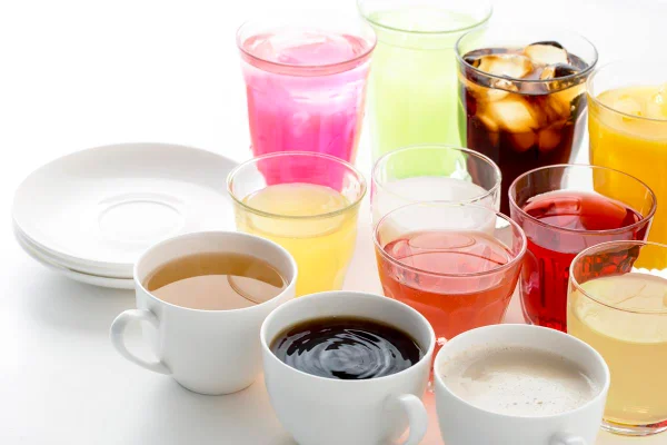 Foto colorida de várias bebidas - Metrópoles