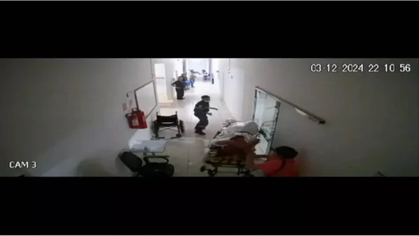 imagem colorida mulher invade hospital ataca homem facadas