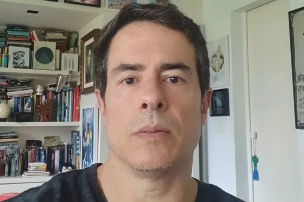 Com olhos marejados, Felipe Folgosi compara Jair Bolsonaro a Jesus
