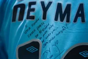 Com busto e estátua, Neymar recebe homenagens no museu do Santos - imagem 5