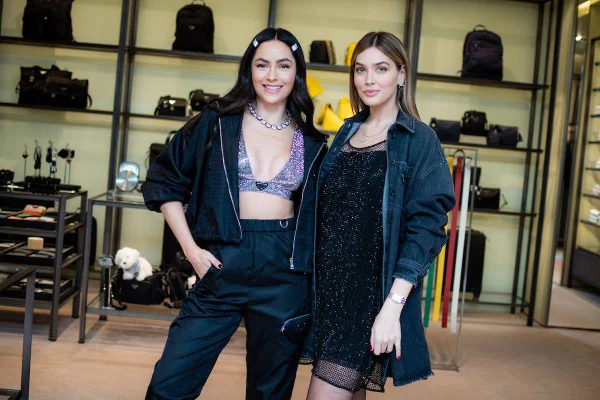 Duas mulheres brancas posando para foto em uma loja