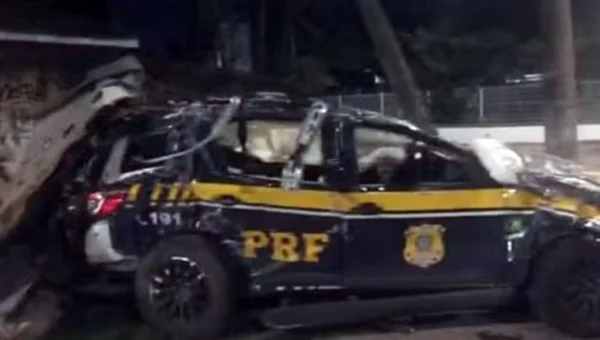 Imagem colorida de viatura da PRF após colisão
