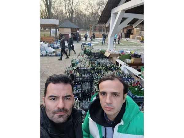 Arthur do Val, o Mamãe Falei, e Renan Santos, do MBL, fazem coquetéis molotov para ajudar na guerra da Ucrânia - Metrópoles