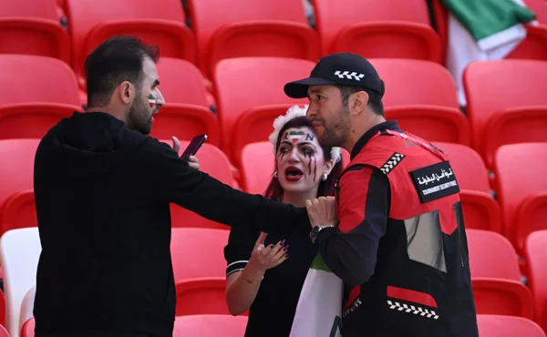 Torcedora é abordada por levar blusa com nome de Mahsa Amini no jogo entre País de Gales e Irã - Metrópoles