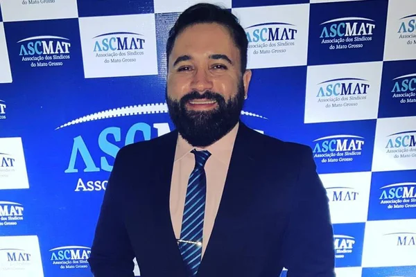 Leandro Trindade, apresentador do SBT, sorrindo - Metrópoles