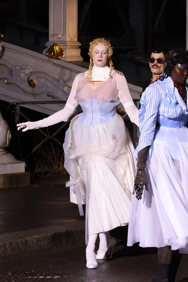 Met Gala anuncia John Galliano como tema da edição de 2027 - destaque galeria Met Gala anuncia John Galliano como tema da edição de 2027 - destaque galeria