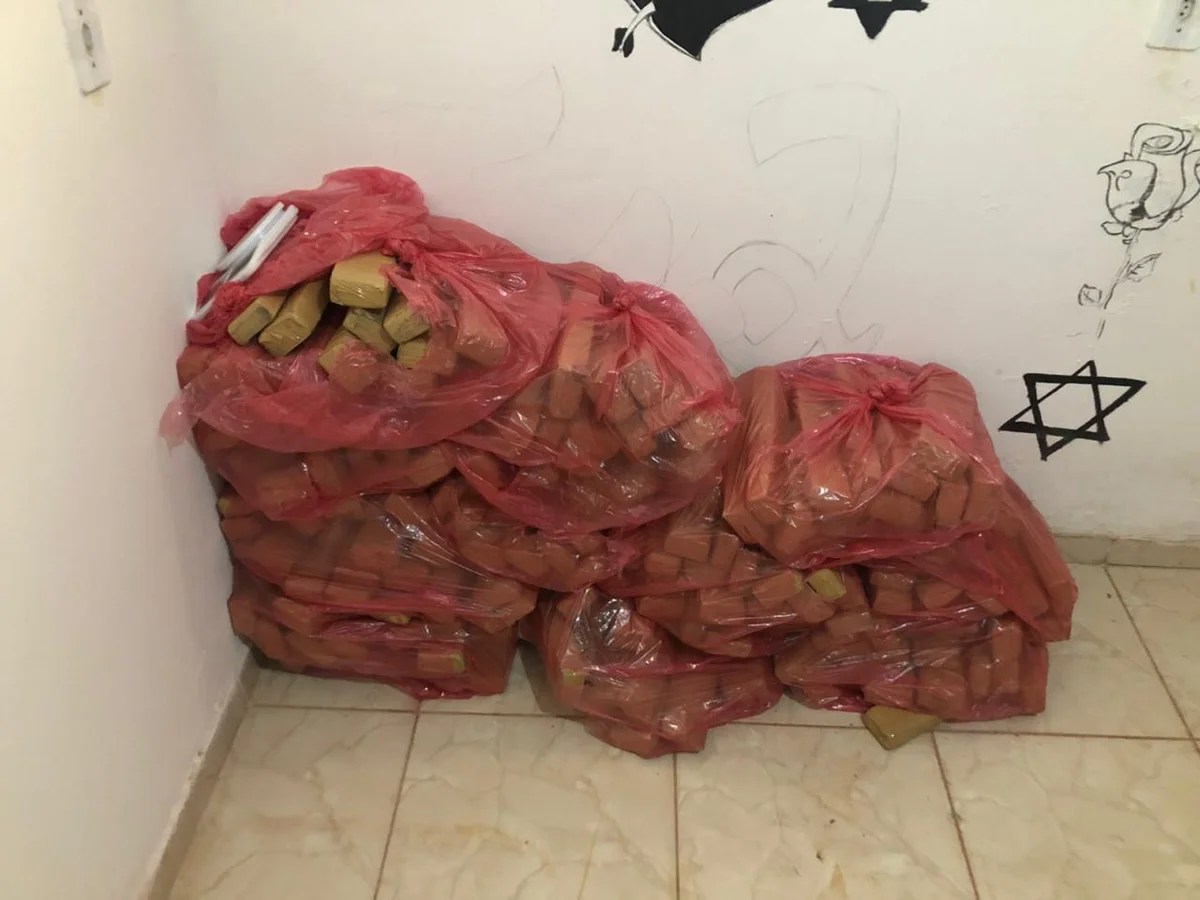 A maior parte da droga estava armazenada no interior de um quarto A maior parte da droga estava armazenada no interior de um quarto