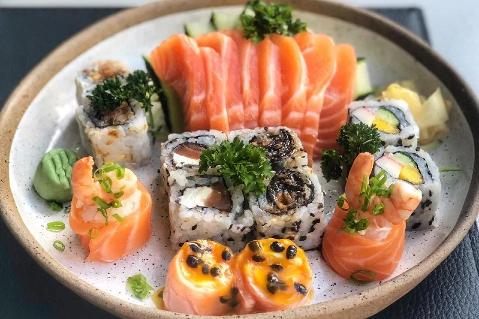 O japonês Nakombi conta com combinados de sushi e sashimi cujos tamanhos vão de acordo com a fome do cliente O japonês Nakombi conta com combinados de sushi e sashimi cujos tamanhos vão de acordo com a fome do cliente