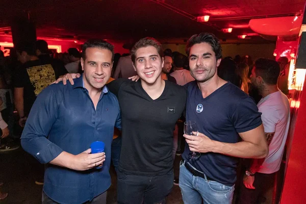 BDL Theb reúne amigos e DJs em noite badalada no restaurante Bartô