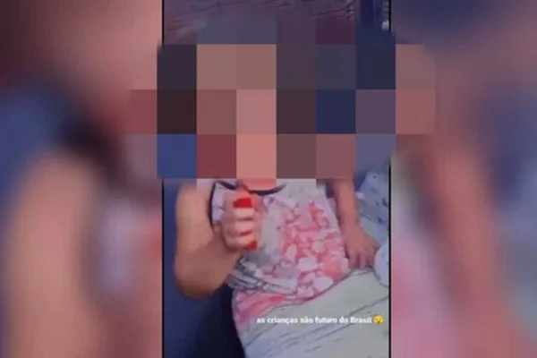 criança de 5 anos fuma cigarro eletronico