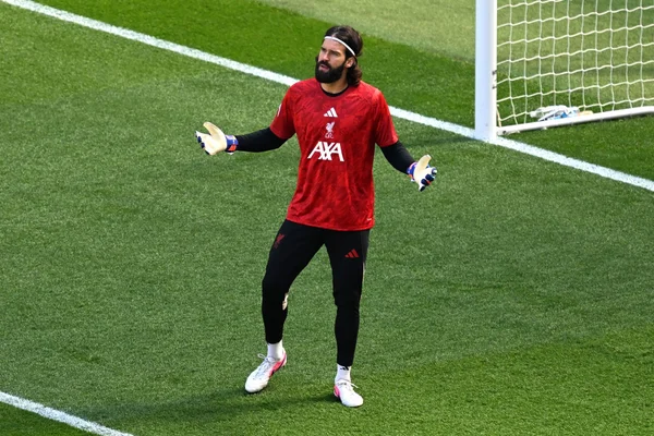 De olho na Copa, Alisson volta a jogar após dois meses lesionado