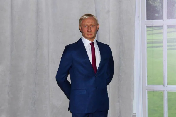 Twitter compara estátua de cera de Putin com o ator Daniel Craig - Metrópoles