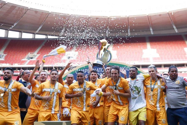 Brasiliense campeão do Candangão. Jacaré 1 x 0 Ceilândia. Comemoração dos jogadores e equipe técnica.