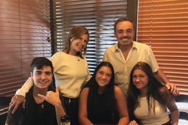 Fotos inéditas de Gugu posando em família com Rose são divulgadas