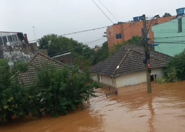 Imagem colorida de casa alagada no Rio Grande do Sul - Metrópoles