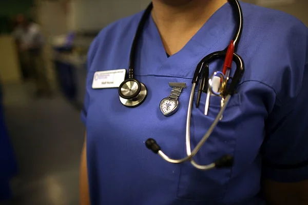 Imagem colorida de busto médica com estetoscópio - Metrópoles